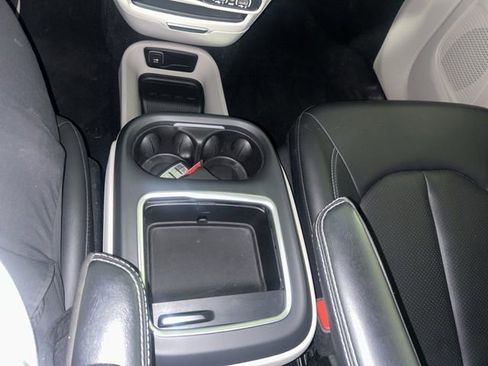 Used 2024 Chrysler Pacifica Touring-L FWD image 12