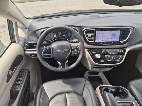 Used 2024 Chrysler Pacifica Touring-L FWD image 28