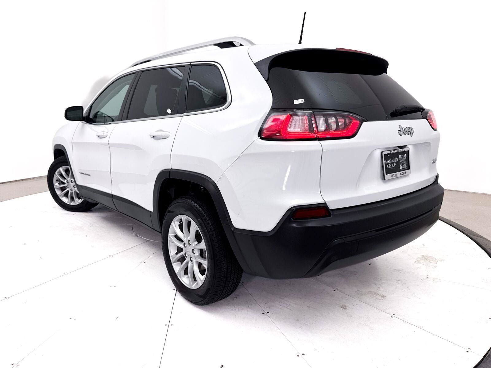 Used 2019 Jeep Cherokee Latitude w/ Popular Appearance Group FWD image 2