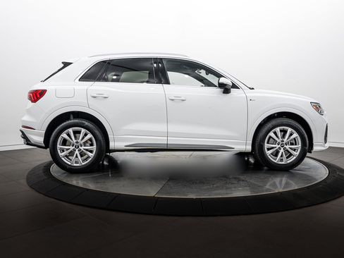 Used 2023 Audi Q3 2.0T Premium w/ Convenience Package AWD/4WD image 3