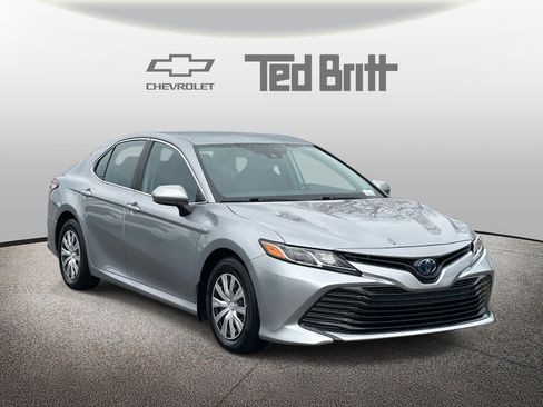 Used 2019 Toyota Camry LE image 3
