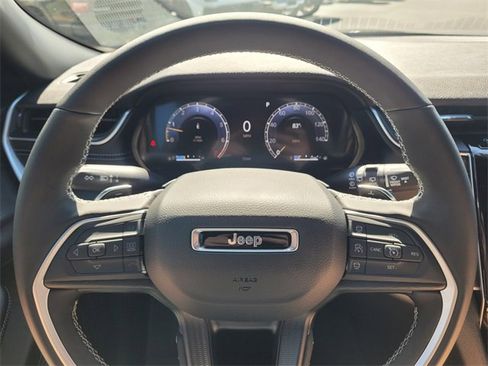 Used 2025 Jeep Grand Cherokee Altitude image 25