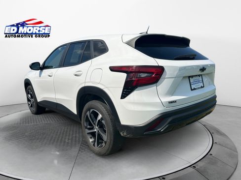 Certified 2024 Chevrolet Trax RS FWD image 3