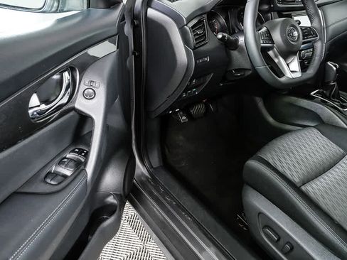 Used 2017 Nissan Rogue SV AWD/4WD image 7