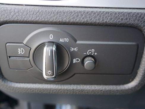 Used 2014 Volkswagen Touareg Sport image 23