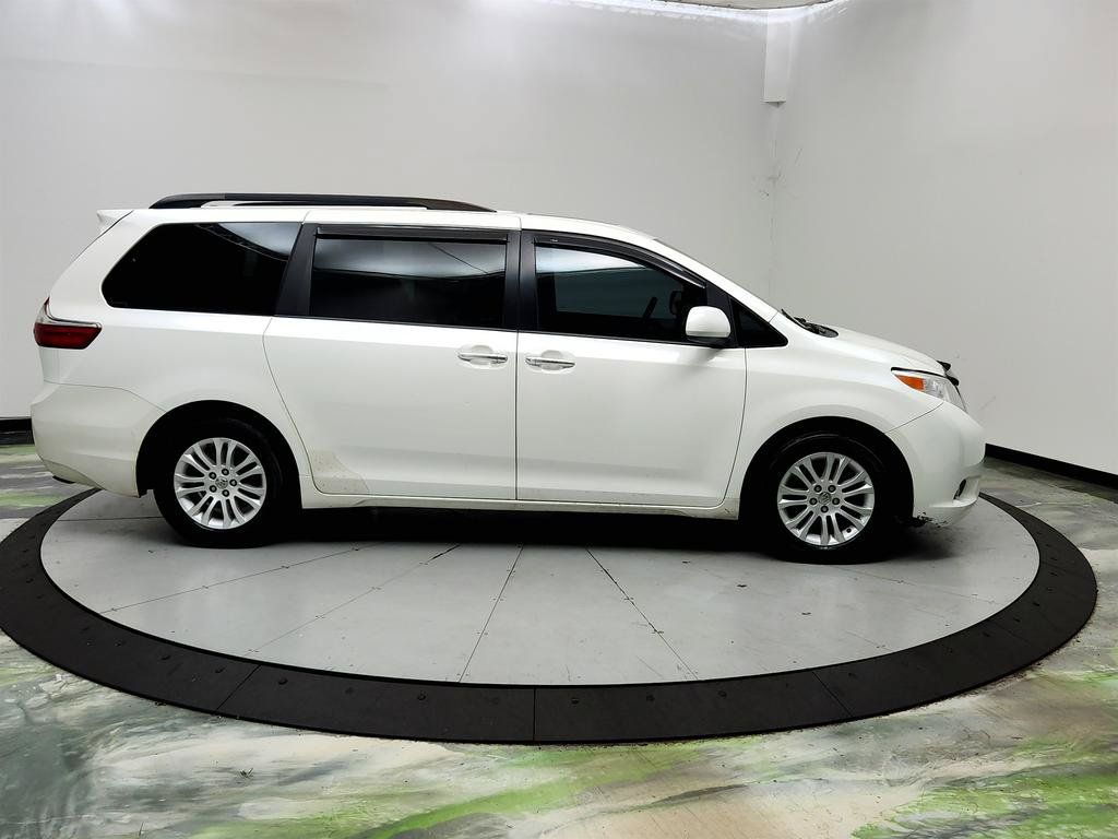 Used 2015 Toyota Sienna XLE FWD image 4