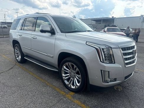 Used 2019 Cadillac Escalade Luxury w/ LPO, Radiant Package AWD/4WD image 4