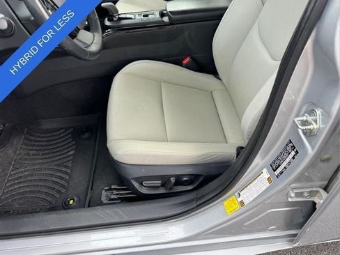 Used 2024 Toyota Prius XLE FWD image 7