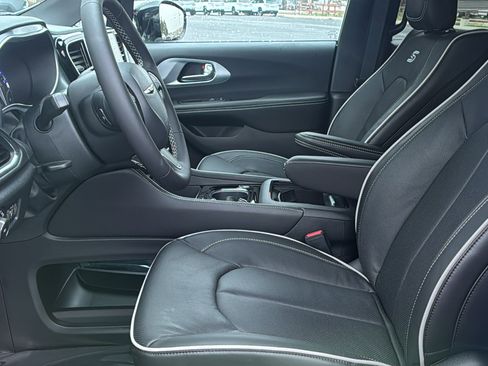 New 2026 Chrysler Pacifica Limited w/ Uconnect Theater Family Group image 24