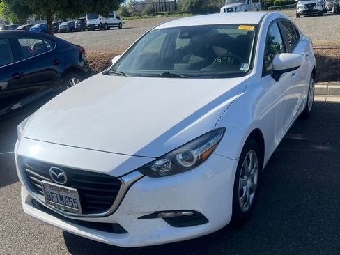 Used 2018 MAZDA MAZDA3 Sport FWD image 2