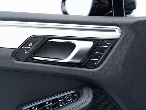 Certified 2023 Porsche Macan AWD/4WD image 18
