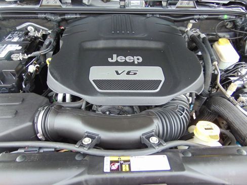 Used 2016 Jeep Wrangler Unlimited Sahara w/ Connectivity Group image 32