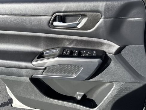 Used 2024 Nissan Pathfinder SL w/ Black Appearance Package image 7