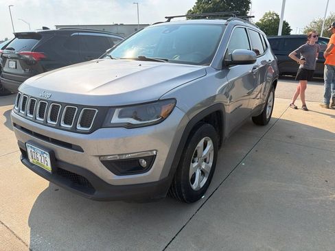 Used 2018 Jeep Compass Latitude w/ Popular Equipment Group AWD/4WD image 2