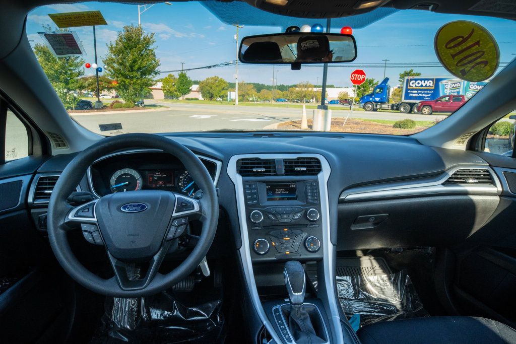 Used 2016 Ford Fusion SE FWD image 17