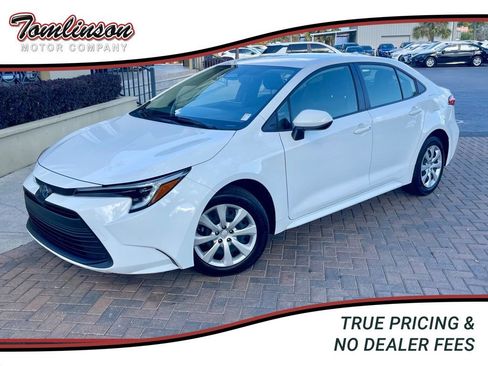 Used 2025 Toyota Corolla LE image 1
