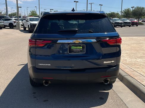 Used 2022 Chevrolet Traverse LS FWD image 7