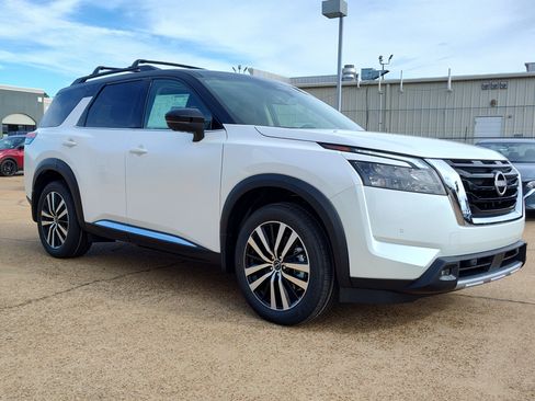New 2025 Nissan Pathfinder Platinum image 6