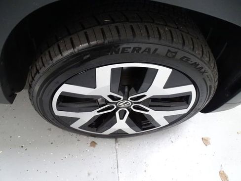 Used 2023 Volkswagen Taos SEL image 33