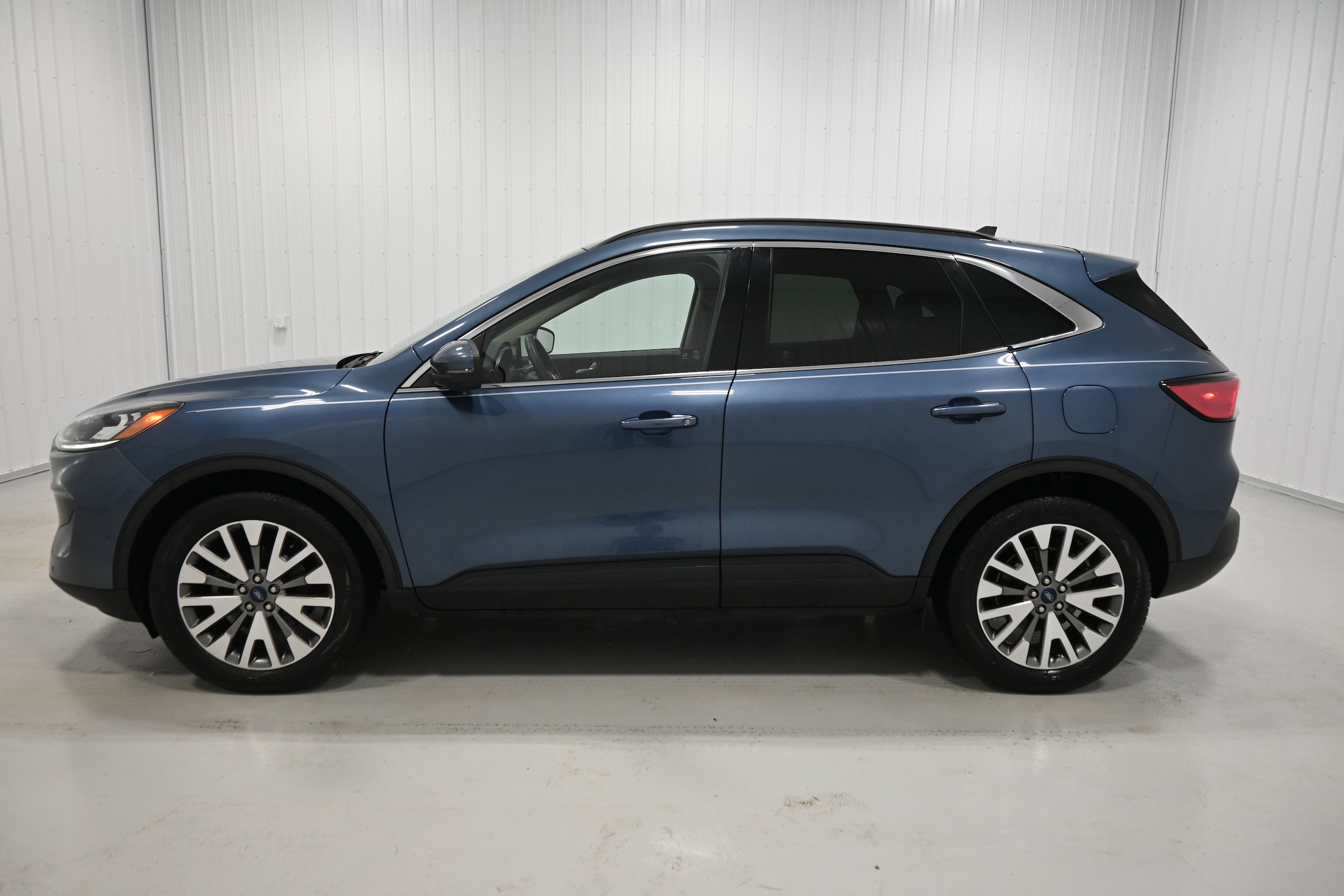 Used 2020 Ford Escape Titanium w/ Titanium Premium Package 2.0 AWD/4WD image 28