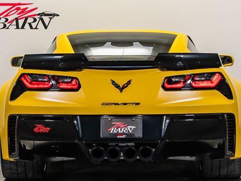 Used 2015 Chevrolet Corvette Z06 w/ 3LZ Preferred Equipment Group image 4