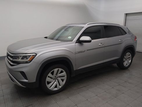 Used 2022 Volkswagen Atlas Cross Sport SE w/ Panoramic Sunroof Package image 2