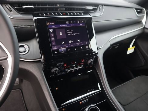 New 2025 Jeep Grand Cherokee Altitude image 5