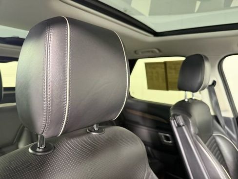 Certified 2017 Land Rover Discovery HSE image 36