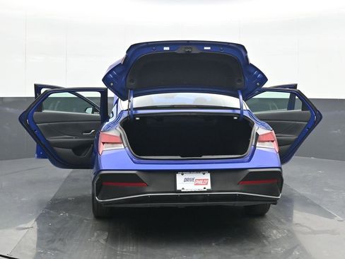 Used 2025 Hyundai Elantra SE image 24