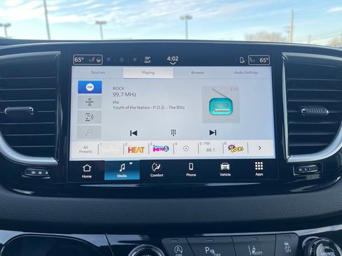 Used 2026 Chrysler Pacifica Select image 20