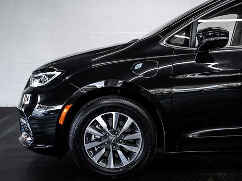 Used 2024 Chrysler Pacifica Limited FWD image 11