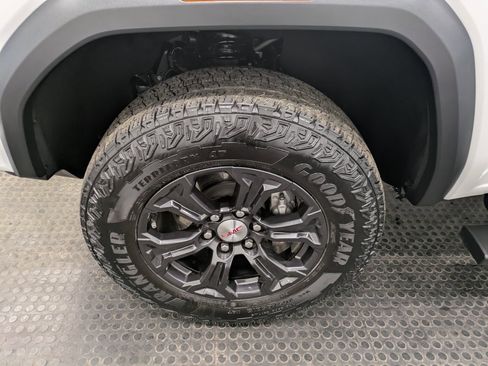 Used 2024 GMC Canyon Elevation image 7