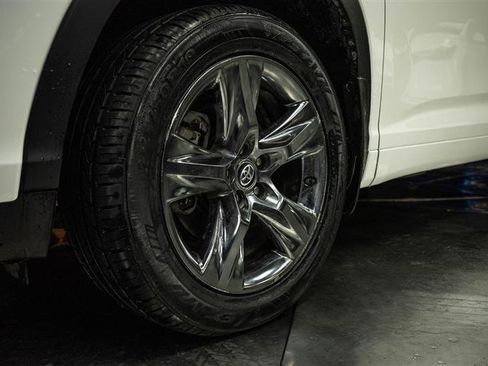 Used 2018 Toyota Highlander Limited Platinum image 3
