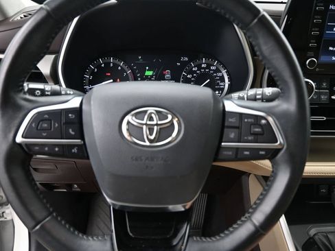 Used 2021 Toyota Highlander XLE FWD image 16
