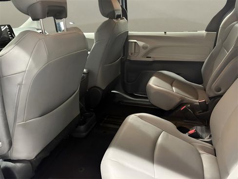 Used 2023 Toyota Sienna XLE image 21