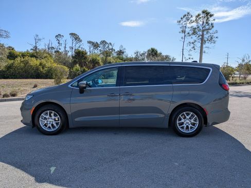 Used 2023 Chrysler Pacifica Touring-L image 8