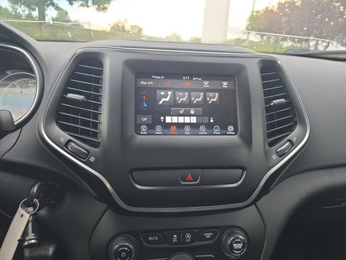 Used 2019 Jeep Cherokee Latitude w/ Cold Weather Group AWD/4WD image 9