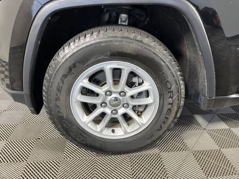 Used 2020 Jeep Grand Cherokee Laredo AWD/4WD image 8