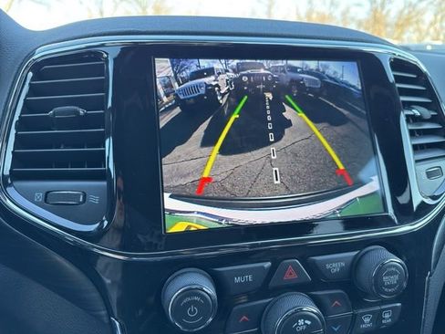 Certified 2022 Jeep Grand Cherokee Laredo X image 13