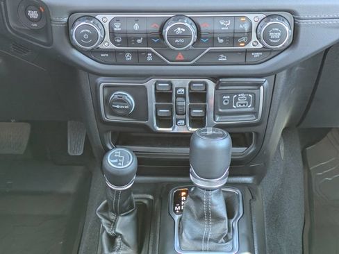 Certified 2025 Jeep Gladiator Sport AWD/4WD image 13