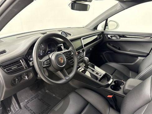 Certified 2025 Porsche Macan image 4