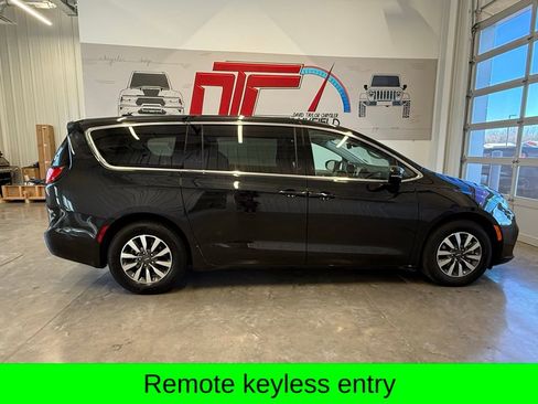 Used 2023 Chrysler Pacifica Touring-L image 5