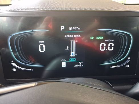 Used 2025 Kia Niro LX FWD image 2