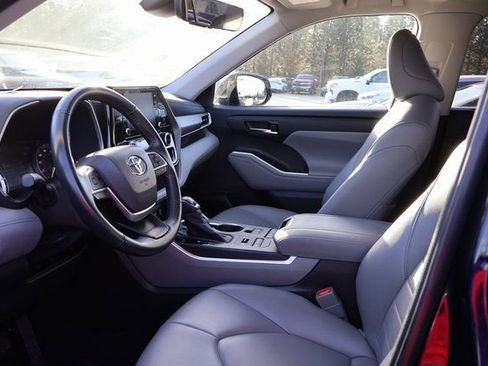 Used 2022 Toyota Highlander XLE image 8