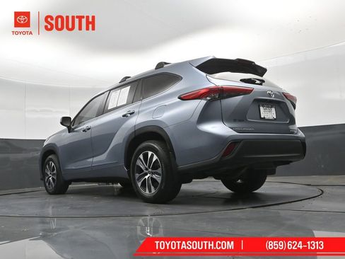 Used 2022 Toyota Highlander XLE AWD/4WD image 49