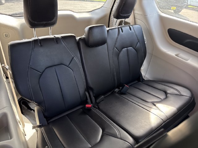 Used 2024 Chrysler Pacifica Touring-L FWD image 19