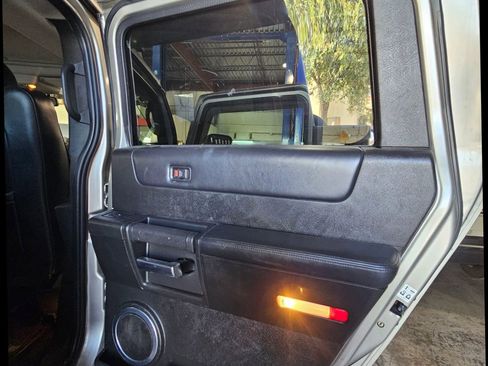 Used 2005 HUMMER H2 SUT w/ Preferred Equipment Group AWD/4WD image 20