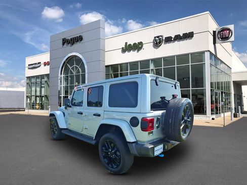 Used 2023 Jeep Wrangler Unlimited Sahara w/ Cold Weather Group AWD/4WD image 5