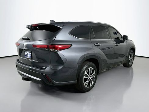 Used 2021 Toyota Highlander XLE FWD image 8