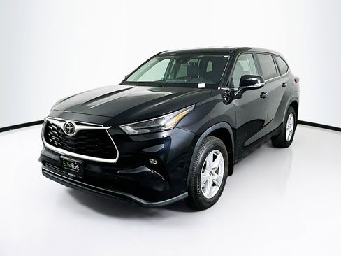Used 2023 Toyota Highlander LE image 3